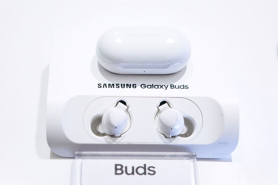 galaxy bud case with earbuds